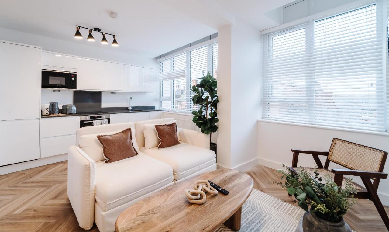Royal House Stylish Apartments - Честър Екстериор снимка